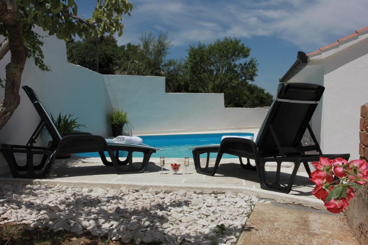 Holiday House Pine Tree Nerezisca Bagian luar foto