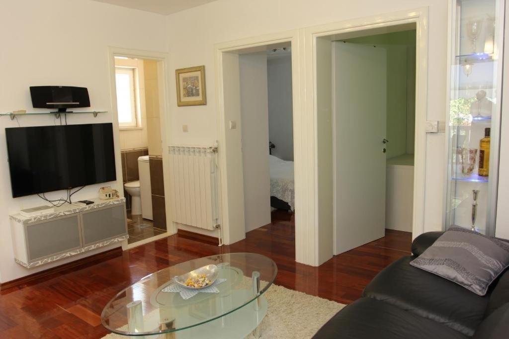 Holiday House Pine Tree Nerezisca Bagian luar foto