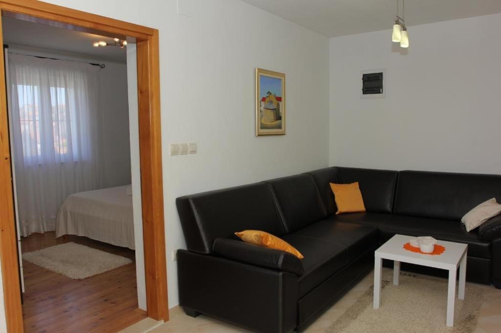 Holiday House Pine Tree Nerezisca Bagian luar foto