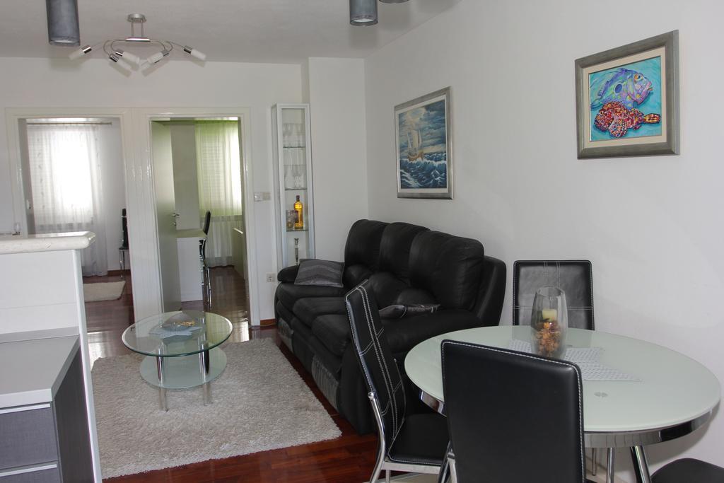 Holiday House Pine Tree Nerezisca Bagian luar foto