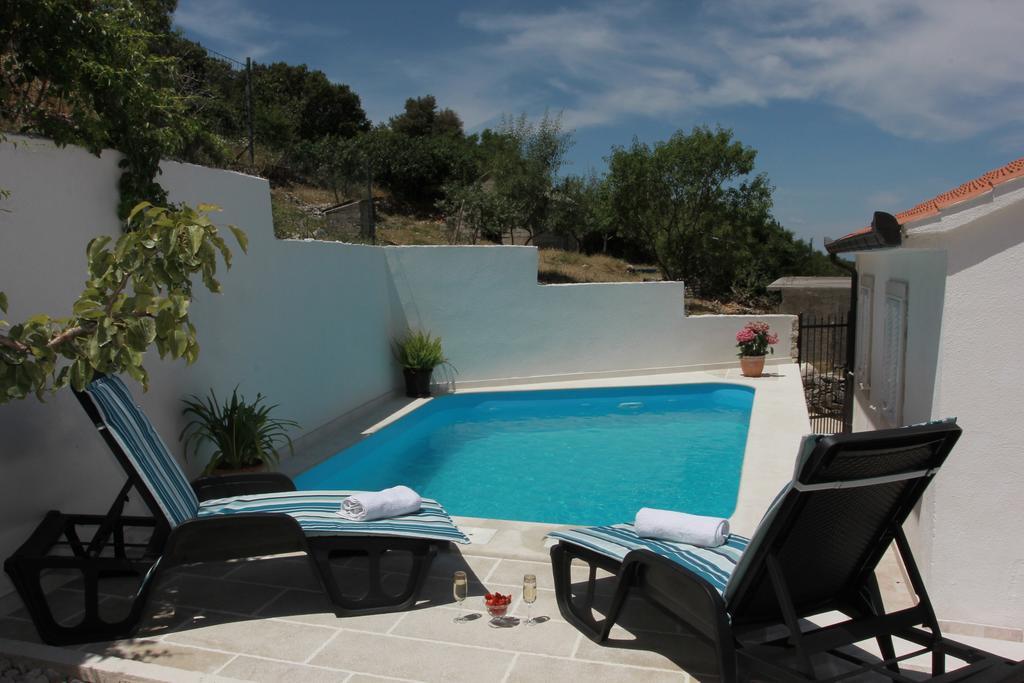Holiday House Pine Tree Nerezisca Bagian luar foto