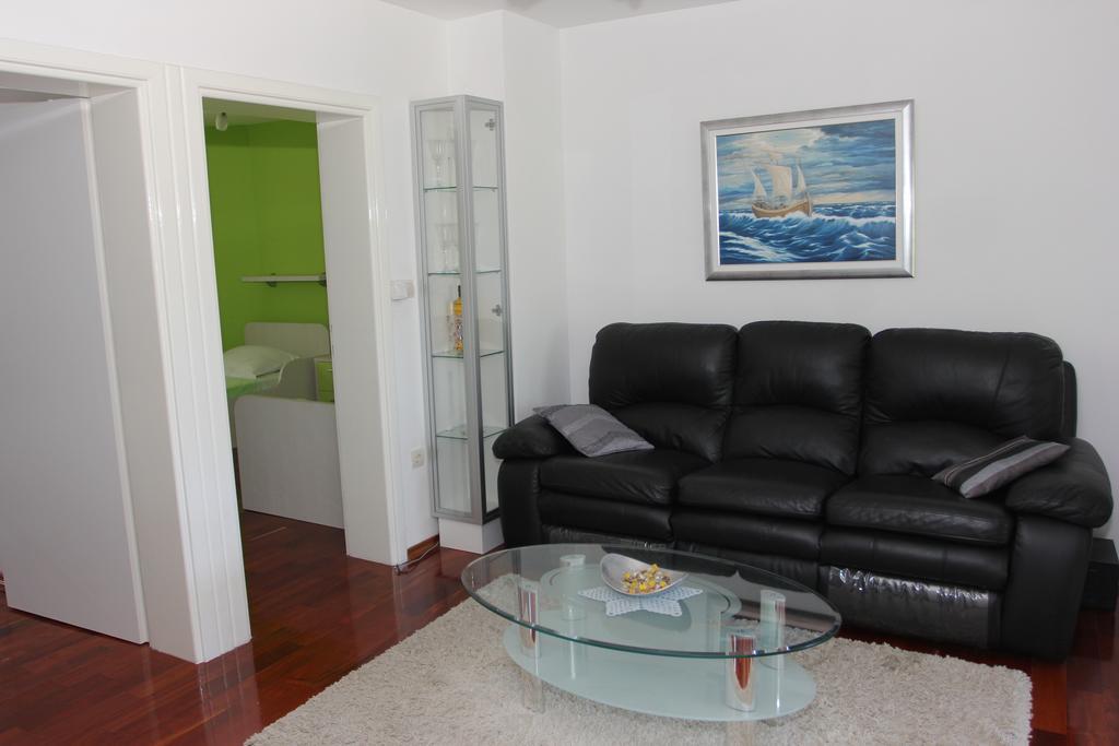 Holiday House Pine Tree Nerezisca Bagian luar foto