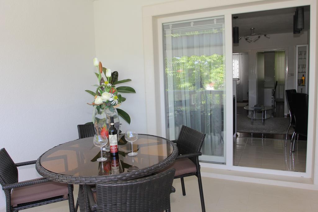 Holiday House Pine Tree Nerezisca Bagian luar foto