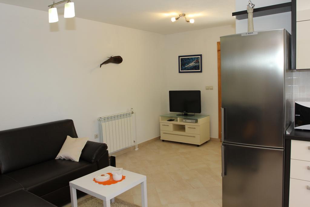 Holiday House Pine Tree Nerezisca Bagian luar foto