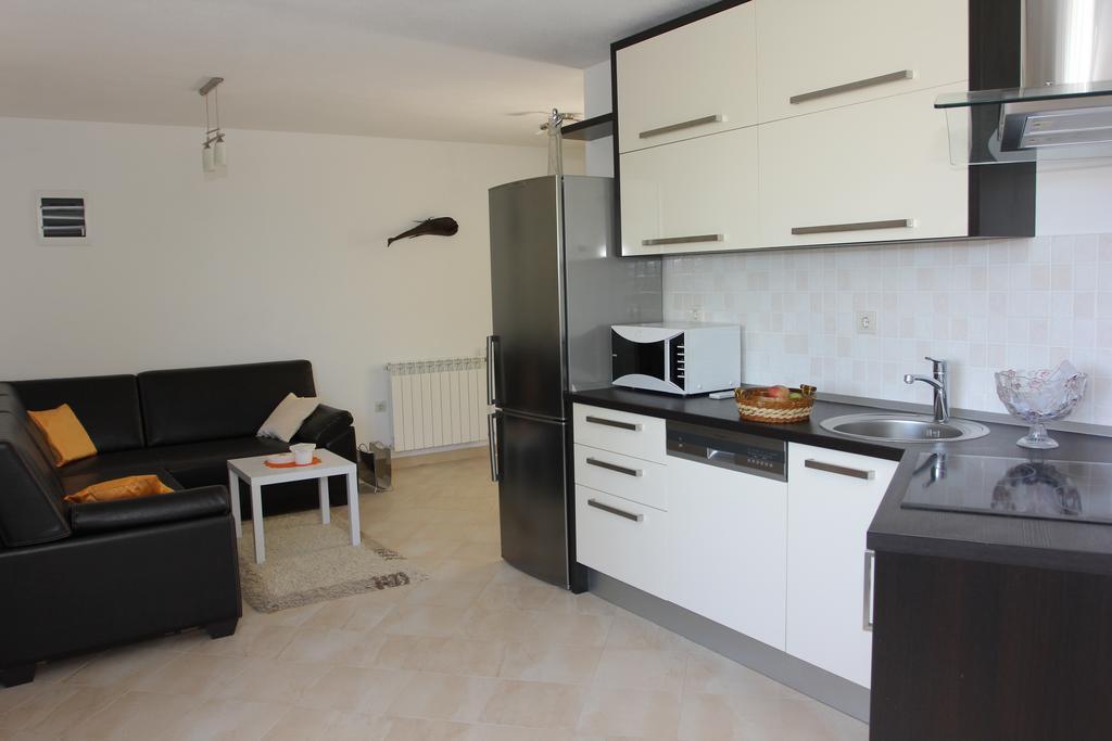 Holiday House Pine Tree Nerezisca Bagian luar foto