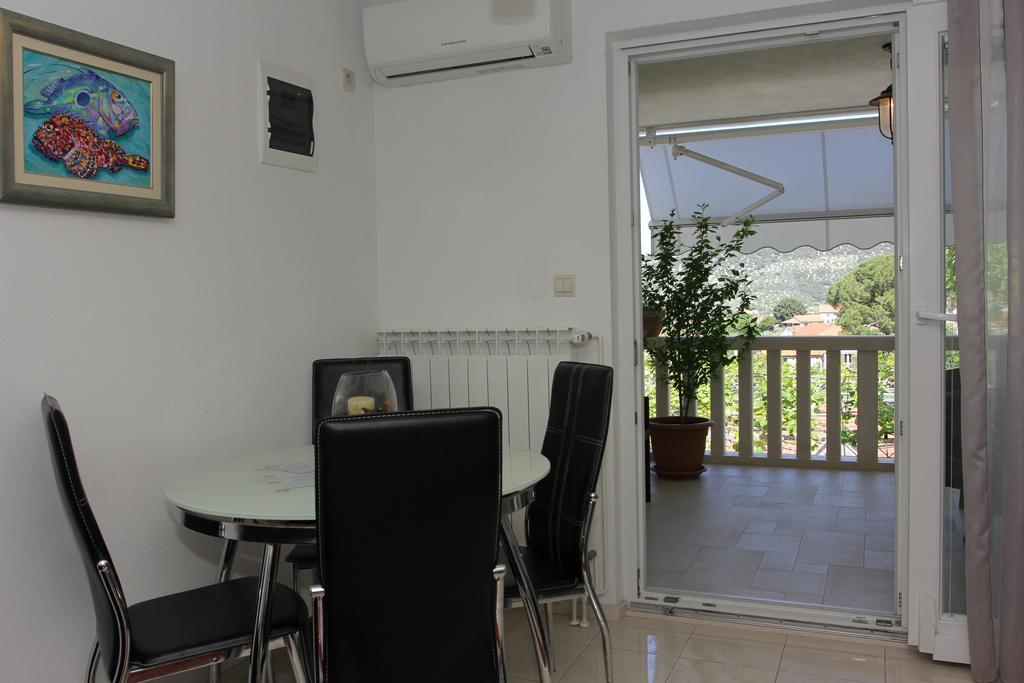 Holiday House Pine Tree Nerezisca Bagian luar foto