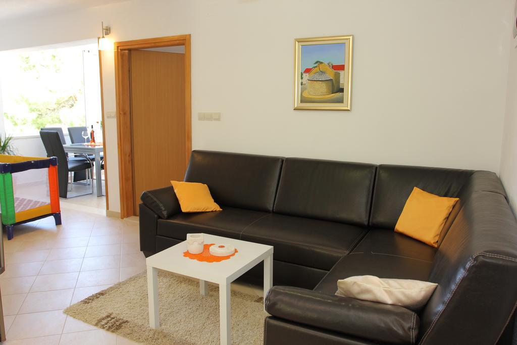 Holiday House Pine Tree Nerezisca Bagian luar foto