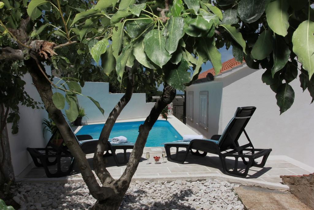 Holiday House Pine Tree Nerezisca Bagian luar foto